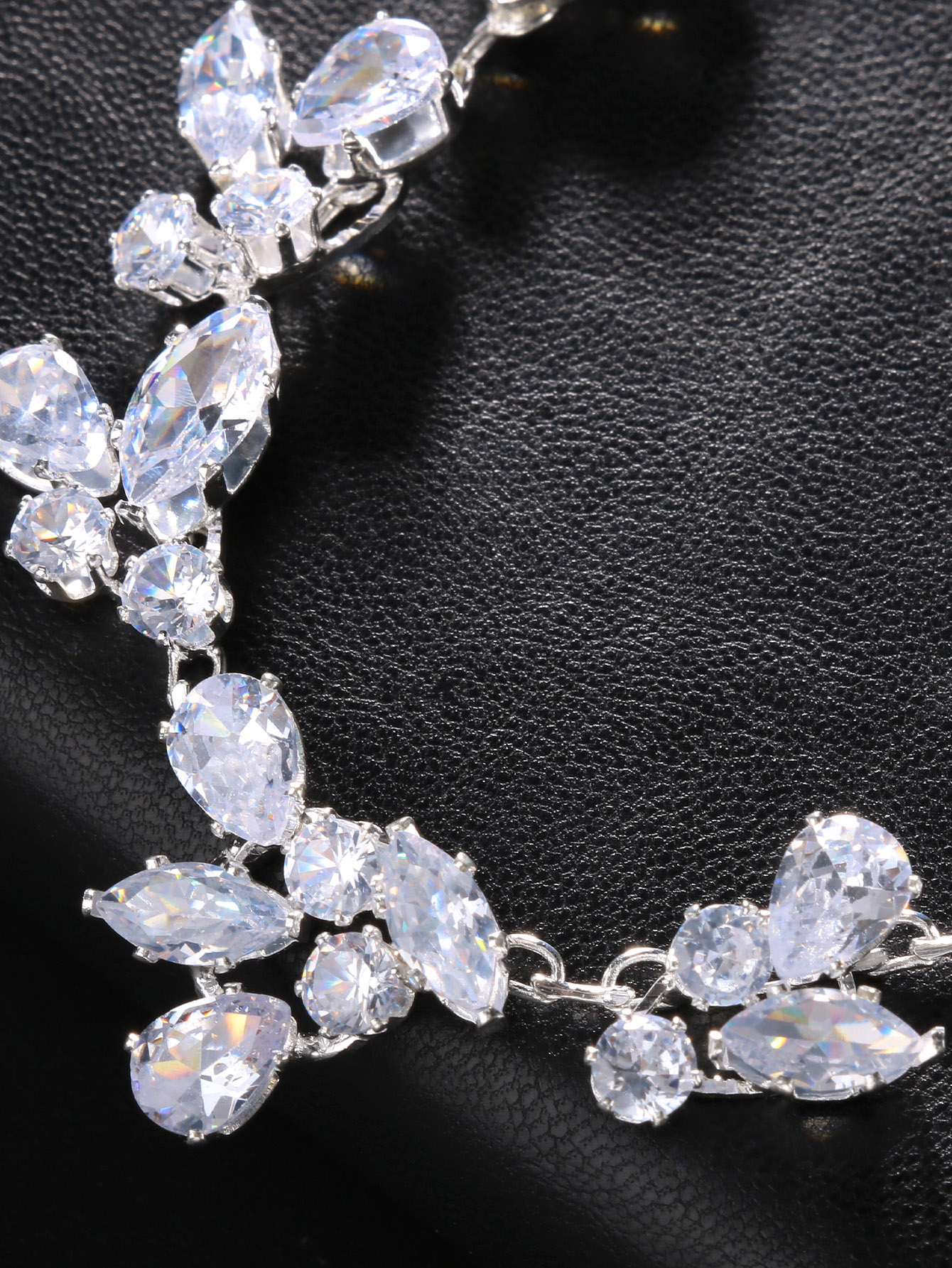 Crystal Leaf Backdrop Necklace - Body Jewelry Back recension och pris