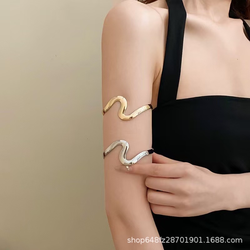Metal wave shape bracelet arm  - Body Jewelry Rings recension och pris