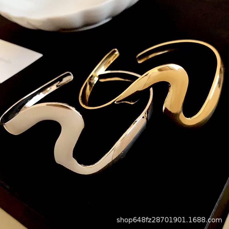 Metal wave shape bracelet arm  - Body Jewelry Rings recension och pris